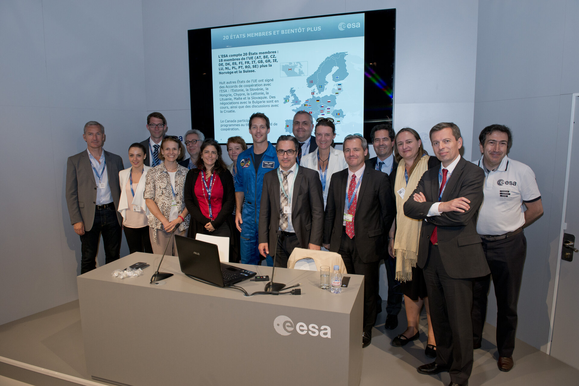 IHEDN group visits the ESA Pavilion