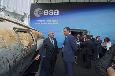 Jean-Jacques Dordain presents to Igor Komarov the ESA pavilion 