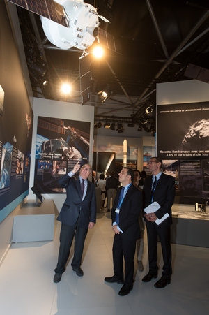Jean-Jacques Dordain presents to Marios Demetriades the ESA Pavilion