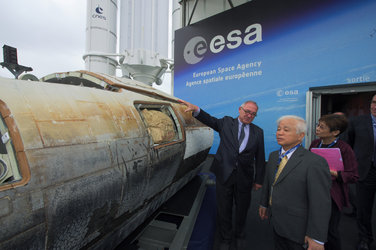 Jean-Jacques Dordain presents to Naoki Okumura the ESA pavilion
