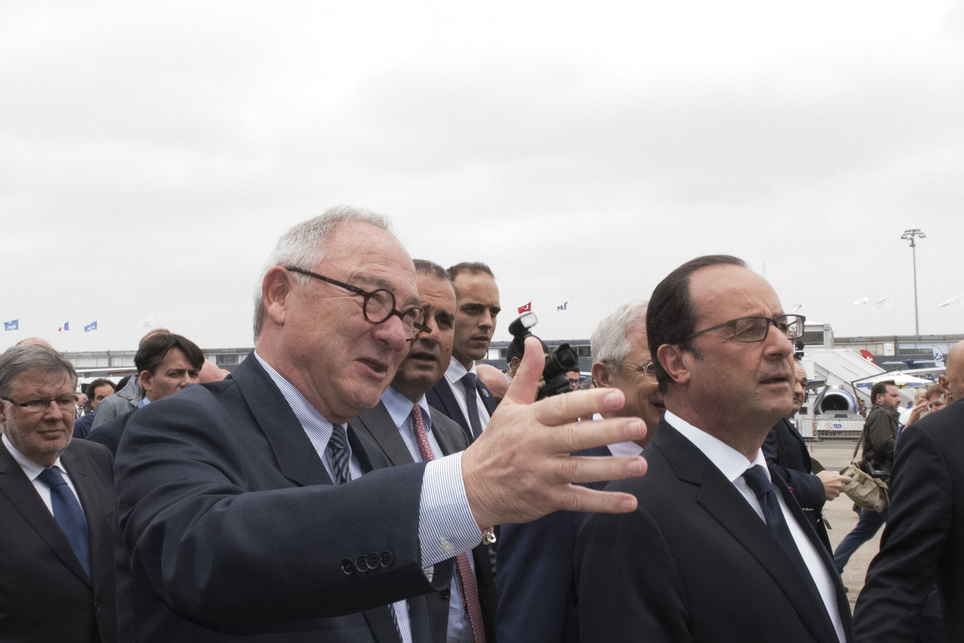 Jean-Jacques Dordain presents to President François Hollande the ESA pavilion