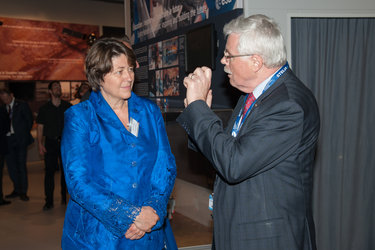 Karlheinz Kreuzberg presents to Violeta Bulc the ESA pavilion