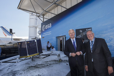 Michel Praet and Michel Barnier at the ESA pavilion