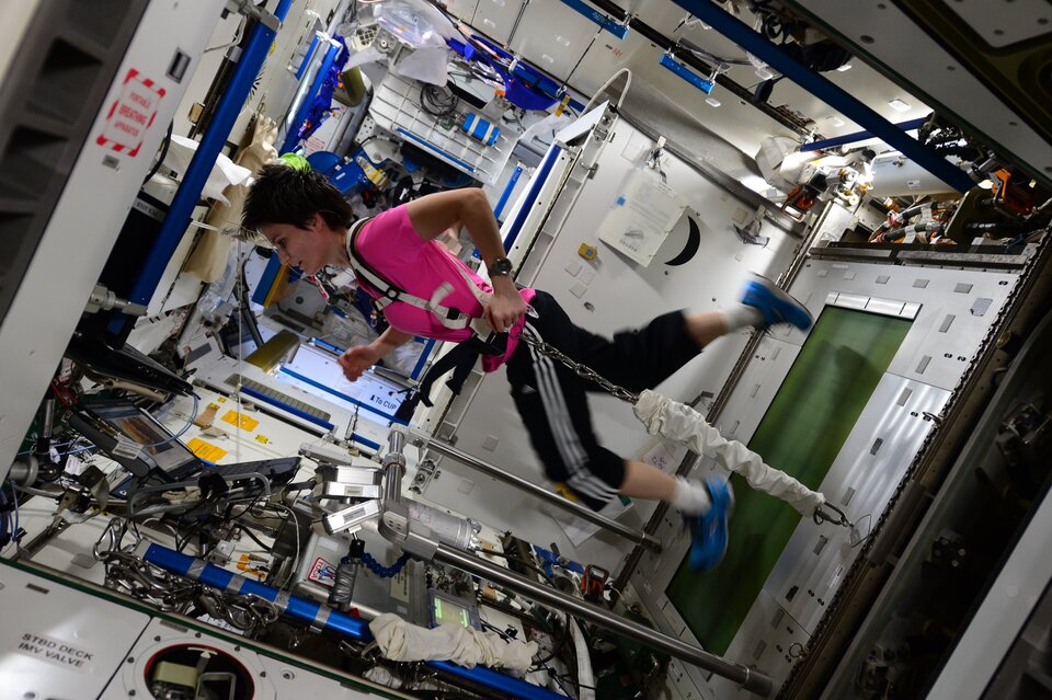 Samantha Cristoforetti runnning in space
