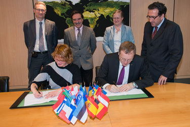 ESA and European Polar Board sign MoU