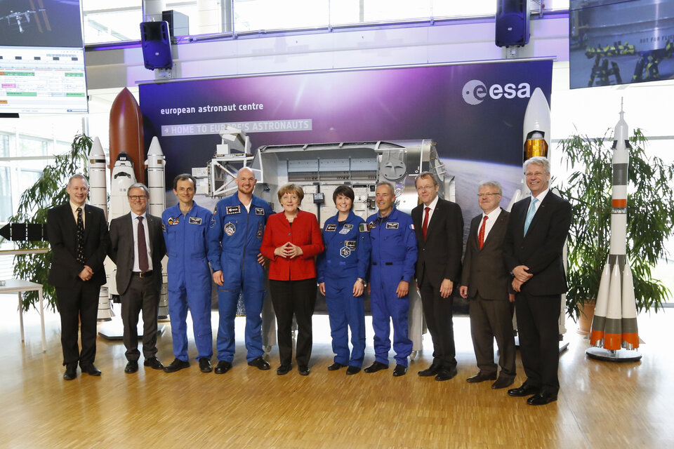 Mit Gerst ist nach Frank De Winne (links im Bild)  zum zweiten Mal ein europäischer Astronaut zum ISS-Stationskommandanten ernannt worden.