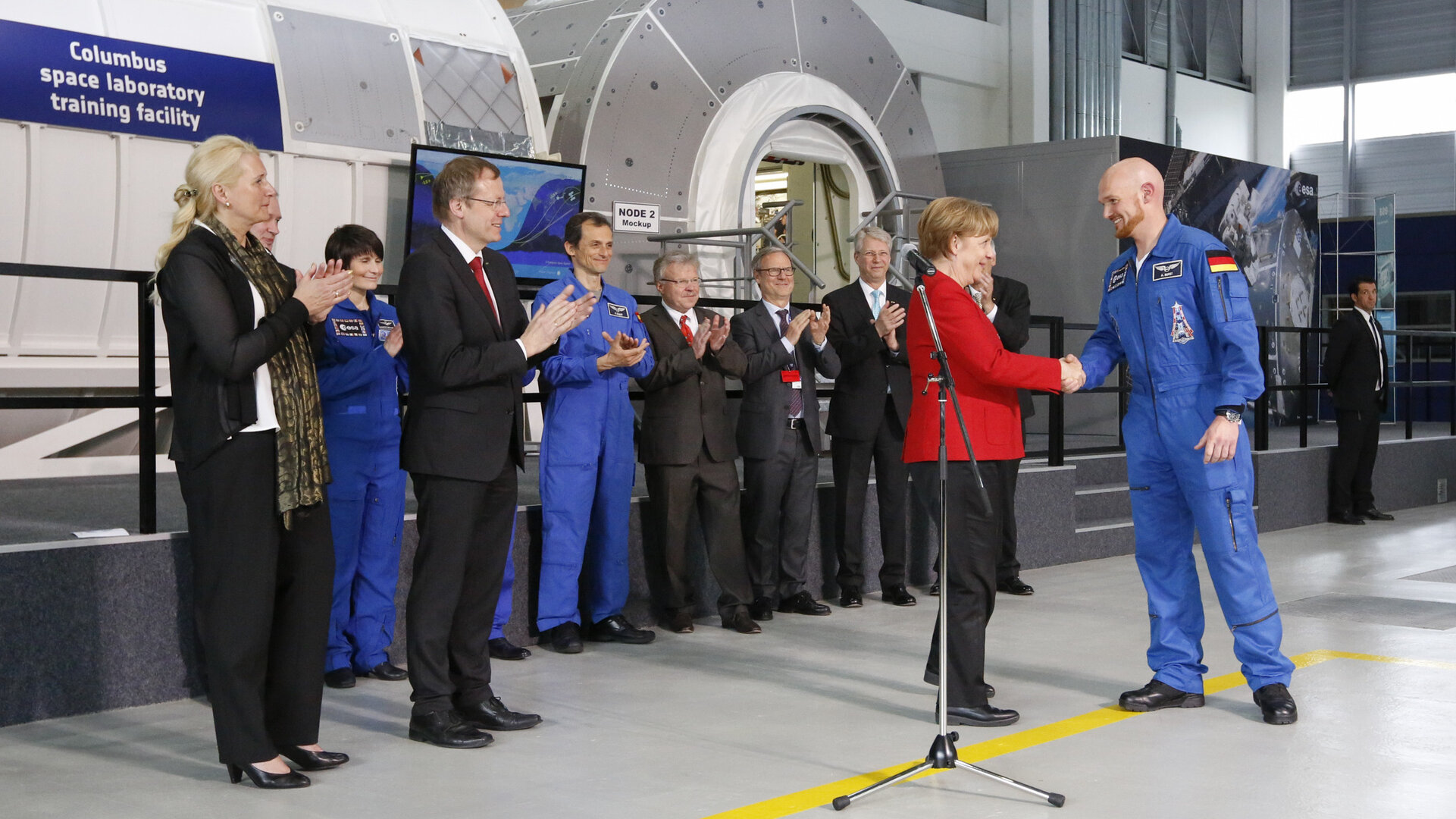 Bundeskanzlerin Angela Merkel gratuliert ESA-Astronaut Alexander Gerst zu seiner zweiten Mission auf der ISS im Jahr 2018 und zu seiner Rolle als Stationskommandant. 