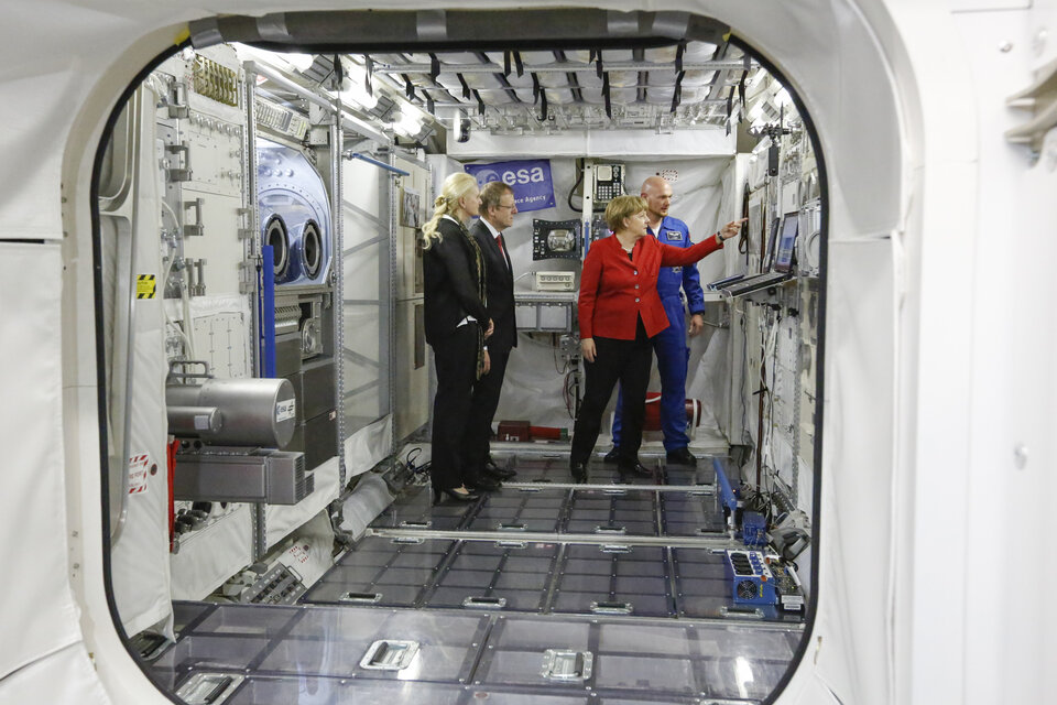 Bundeskanzlerin Angela Merkel, ESA-Astronaut Alexander Gerst, ESA-Generaldirektor Jan Wörner und DLR-Vorstandsvorsitzende Pascale Ehrenfreund bei der Besichtigung des EAC. 