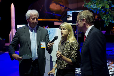 Dava Newman and Jan Wörner at the ‘Space for Earth’ pavilion at ILA