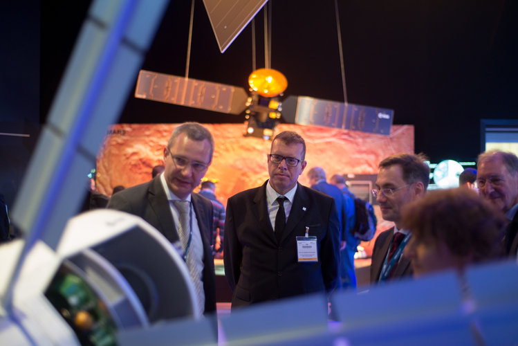 Dr. Andreas Tünnermann visits the ‘Space for Earth’ pavilion 