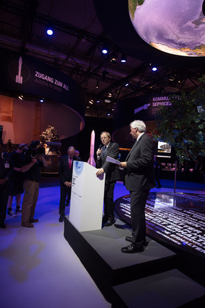 Jan Wörner welcomes Ambassadors at the ‘Space for Earth’ pavilion at ILA