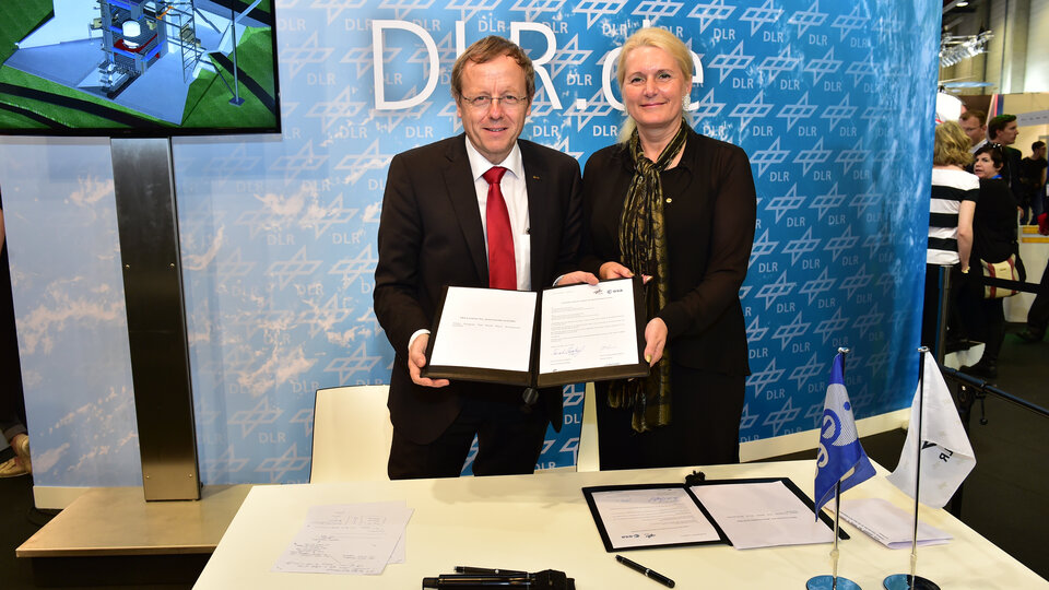 Pascale Ehrenfreund und Jan Wörner auf der ILA 2016 in Berlin bei der Unterzeichnung des neuen Raketenprüfstands für Ariane 6
