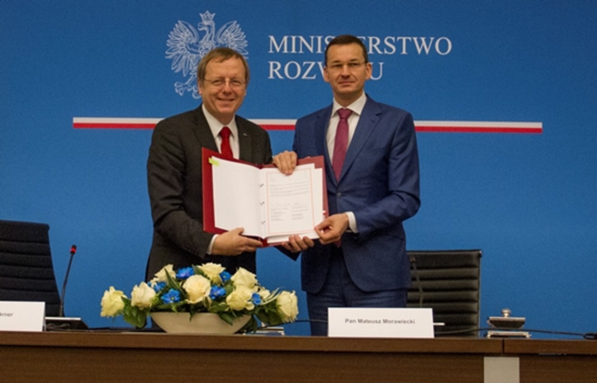 Podpisanie umowy przez dyrektora generalnego Jana Woernera i wicepremiera Mateusza Morawieckiego