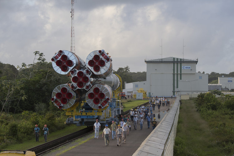 Soyuz VS16 transfer from MIK to launch zone