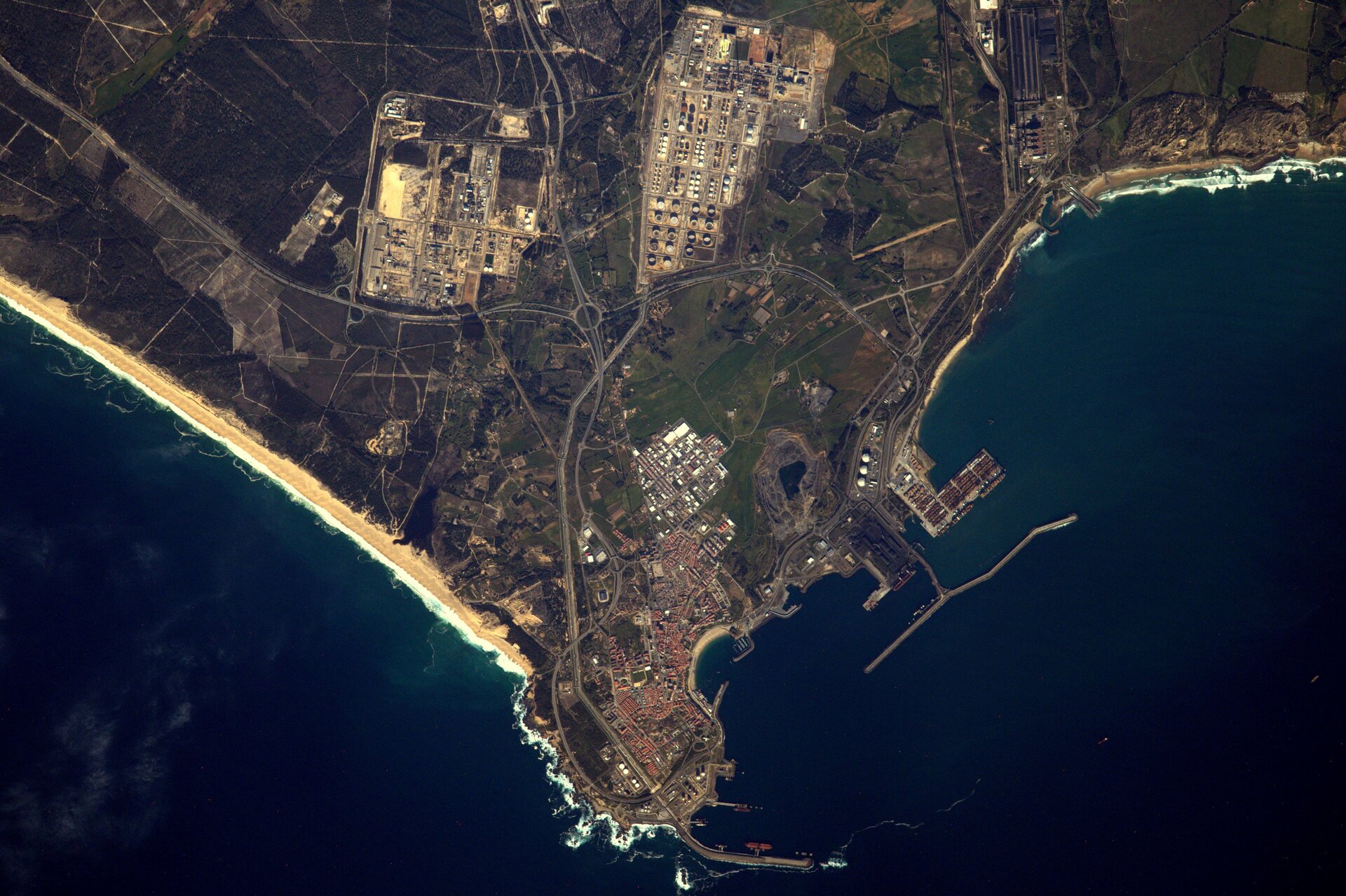 Indústria em torno do porto de Sines em Portugal.
