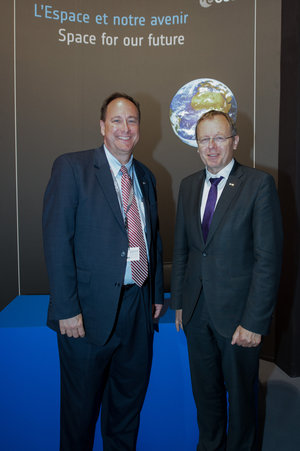 Jan Wörner meets Robert Lightfoot at the ESA Pavilion