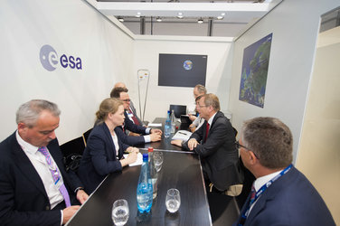 Jan Wörner meets Vladimir Solutsev at the ESA Pavilion