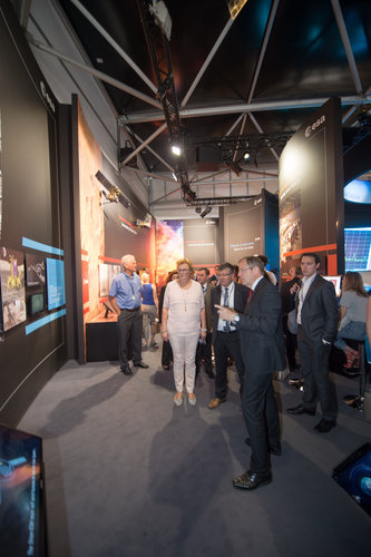 Jan Wörner shows Members of the European Parliament the ESA Pavilion