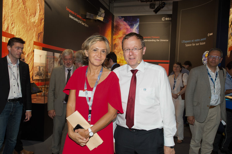 Jan Wörner shows Valerie Pécresse the ESA Pavilion