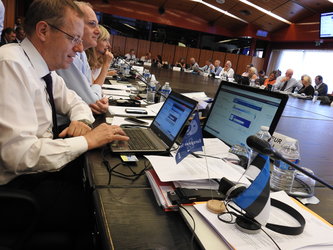 ESA DG Jan Woerner digitally signs a Memorandum of Understanding with Estonia