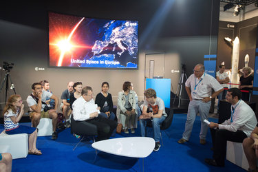 ‘Space 4.0ur future: plug and play' session with Jan Woerner dedicated to kids 