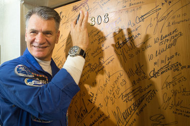 Paolo Nespoli performs the traditional door signing at the Cosmonaut Hotel 