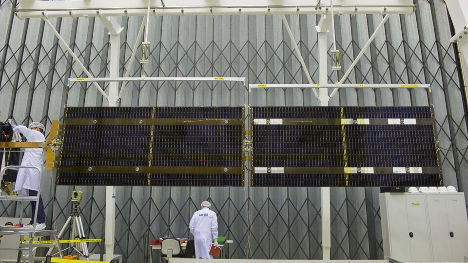 Side view of deployed Galileo solar wing