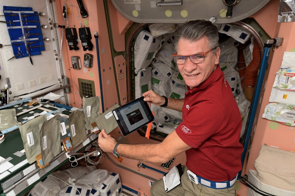 ESA-Astronaut Paolo Nespoli bei der Ernährungsüberwachung mit EveryWear