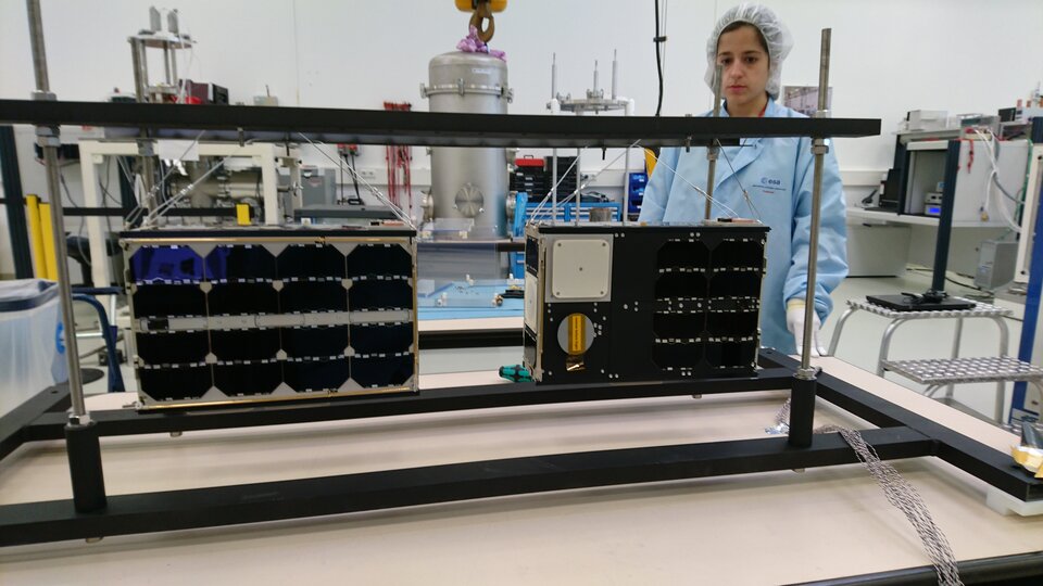 Testowanie pary CubeSatów w Laboratorium Systemów Mechanicznych