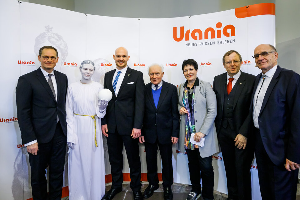 Sigmund Jähn attends the Urania Medal award ceremony 2017, with Michael Müller, Mayor of Berlin; Urania; ESA astronaut Alexander Gerst; Gabriele Thöne, Urania CEO; Jan Wörner, ESA Director General; Ulrich Bleyer, Urania Director