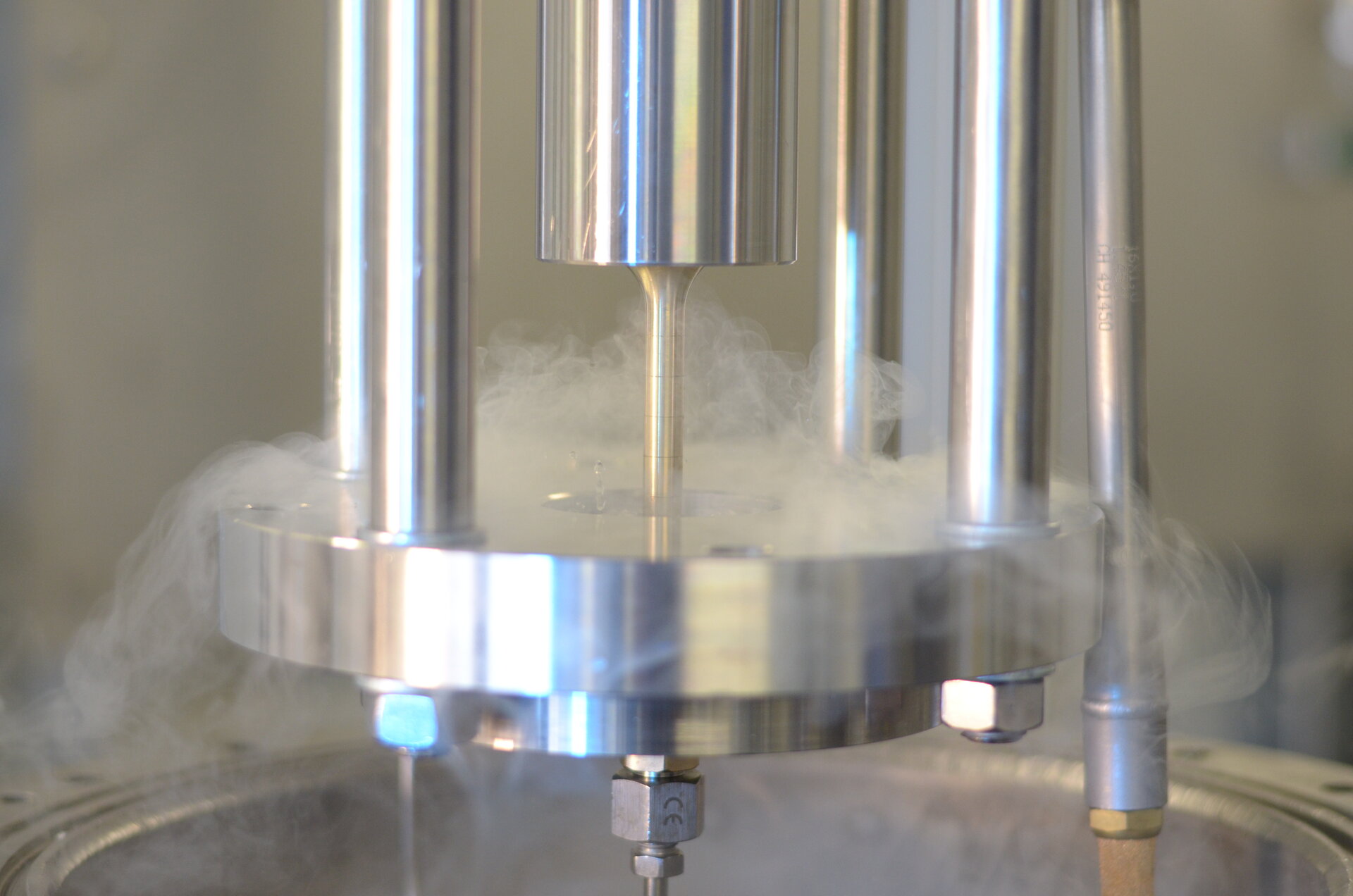 Cryogenic testing sample and sample holder