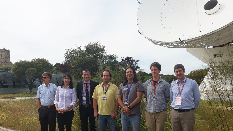 Φωτογραφία κατά την πρώτη συνάντηση εργασίας (14 Μαΐου 2015) στο κέντρο της ESA (ESAC), στη Μαδρίτη. Από αριστερά: Jan Tauber (ESA – Planck Project Scientist), Μαρία Ιερωνυμάκη (Planetek Hellas – Senior Μηχανικός Λογισμικού), Στέλιος Μπολλάνος (Planetek Hellas – Διευθυντής & Συνιδρυτής), Xavier Dupac (ESA – Technical Officer), Στράτος Γερακάκης (Planetek Hellas – Επικεφαλής Μηχανικός Λογισμικού), Eirik Gjerlow (XAL – Planck Scientist), Asmund Odegard (XAL – Managing Director).