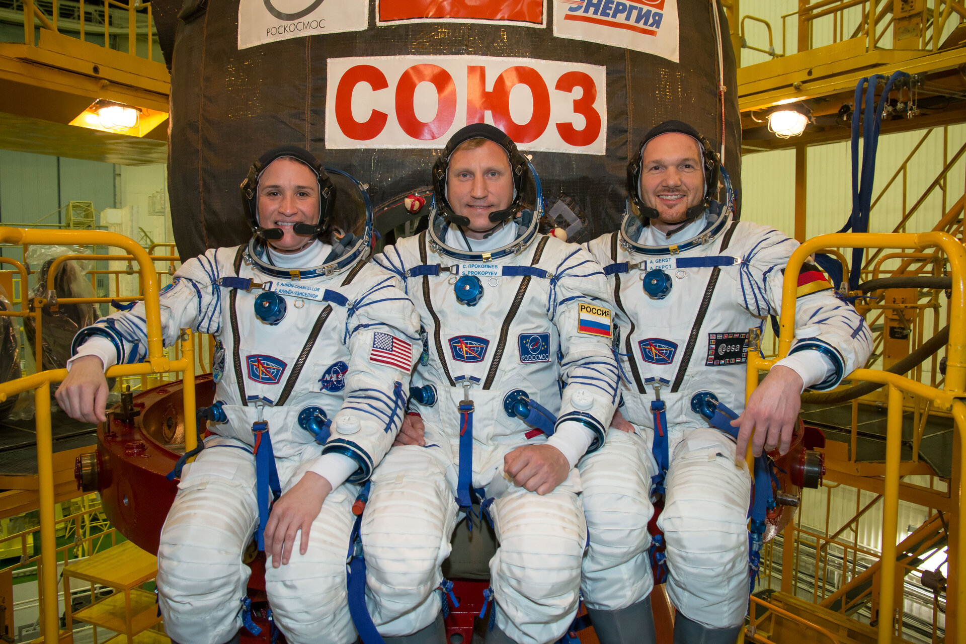 De bemaning van Sojoez MS-09: Serena Auñón-Chancellor (NASA), Sergueï Prokopyev (Roskosmos) en Alexander Gerst (ESA)