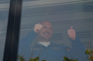 Alexander Gerst waves farewell to family and friends