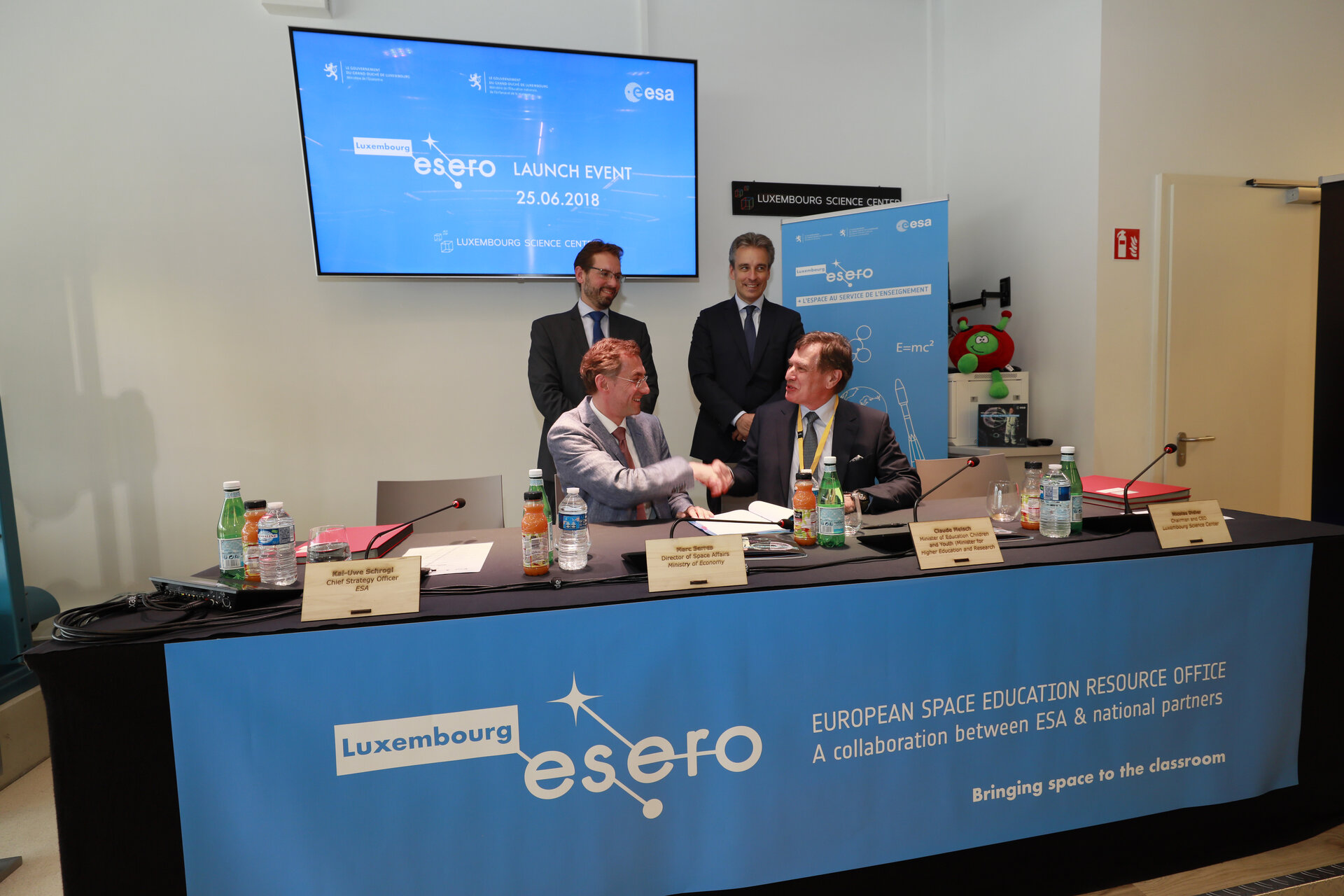 Signature du contrat d'ESERO Luxembourg