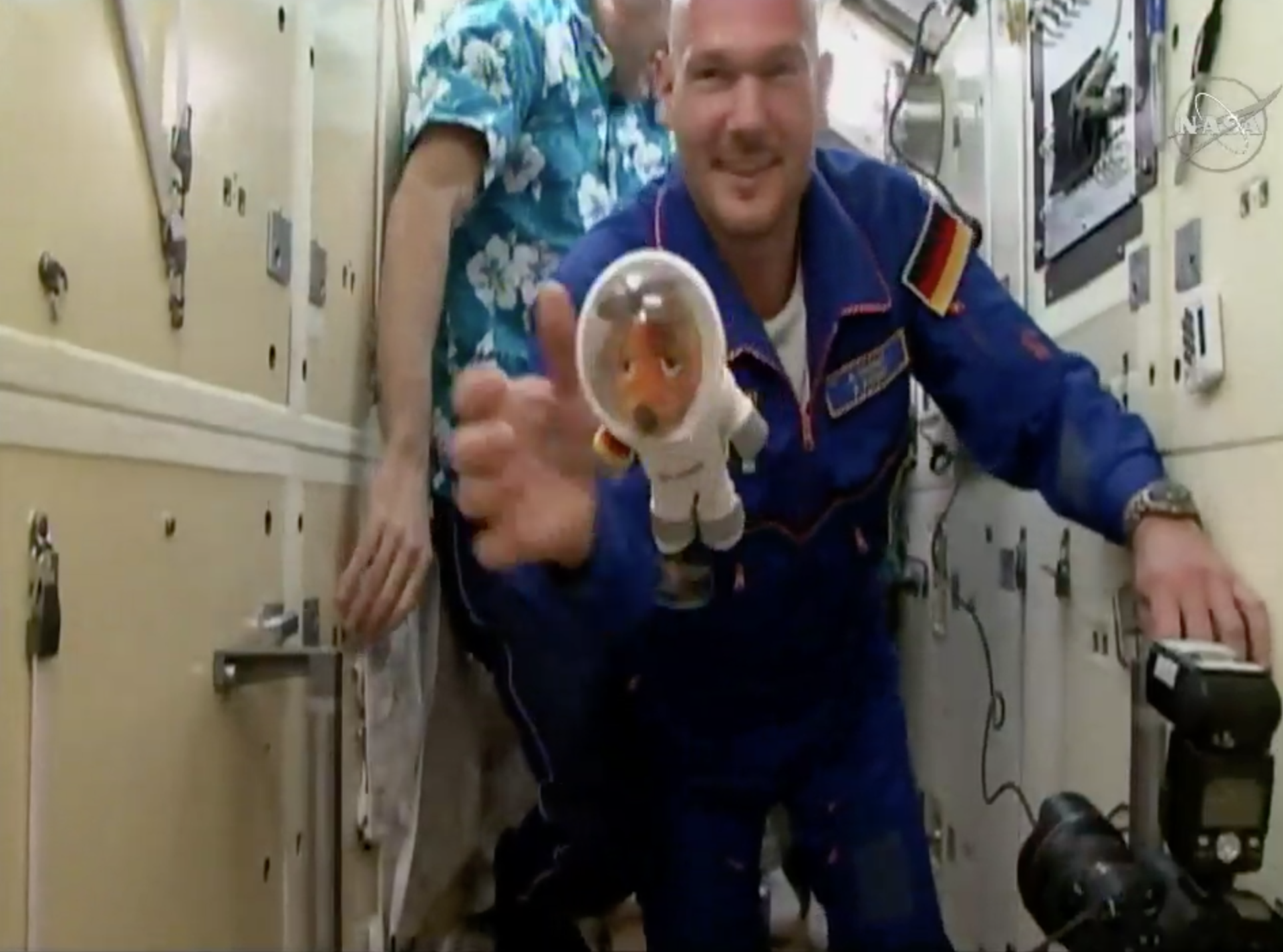 Öffnung der Luke zwischen der ISS und der Sojus-Kapsel 