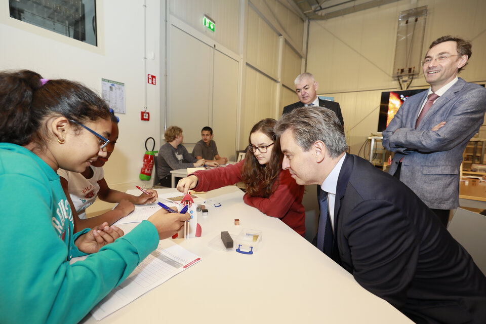 Pupils with the Luxembourg Minister of Education, Children and Youth