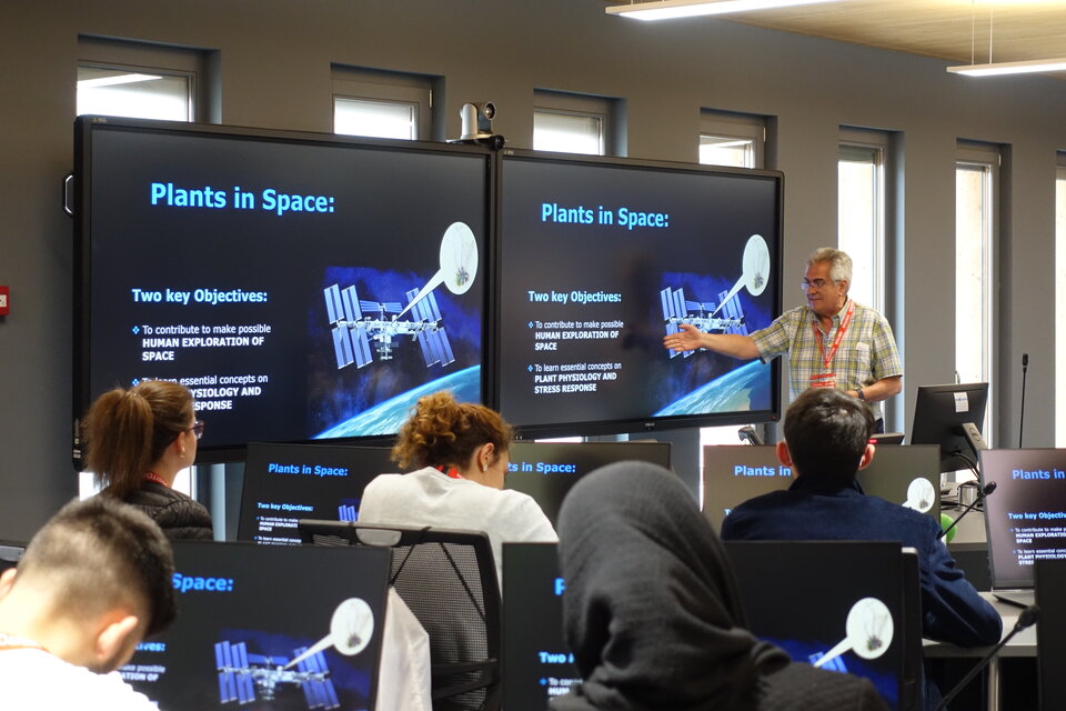 Expert teaching about plant growth in space