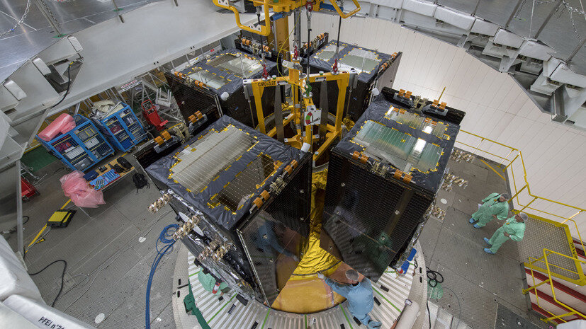 Les quatre satellites Galileo en haut d'Ariane 5