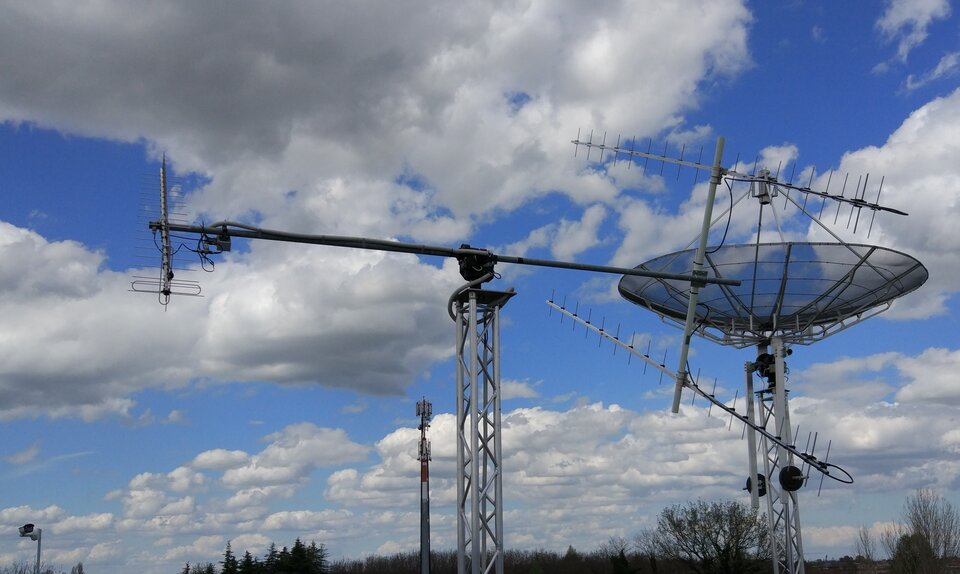 The steerable UHF and S-band antennas of the Ground Station Bologna
