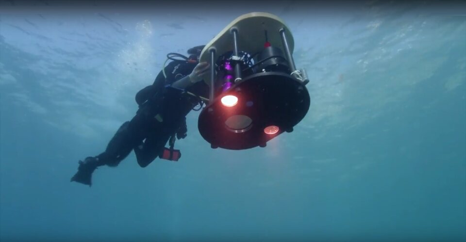 Intelligent hyperspectral underwater camera