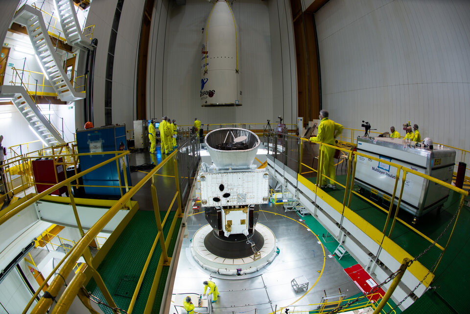 Ariane 5 fairing closure over the spacecraft stack