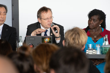 Jan Wörner, ESA DG, answering questions from Media representatives
