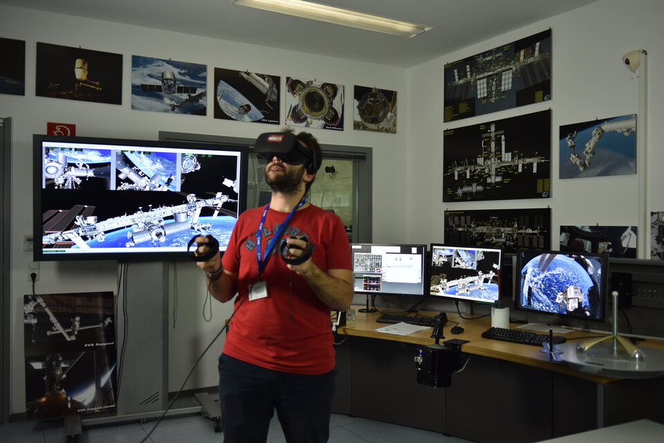 Experiencing space in virtual reality