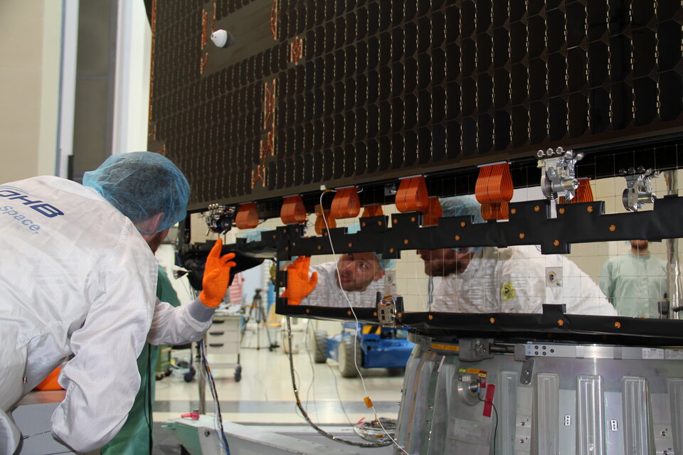 Družice EDRS-C během akustických zkoušek