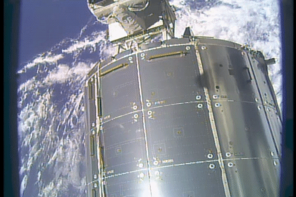 Robotické rameno kosmické stanice během kontroly povrchu laboratoře Columbus