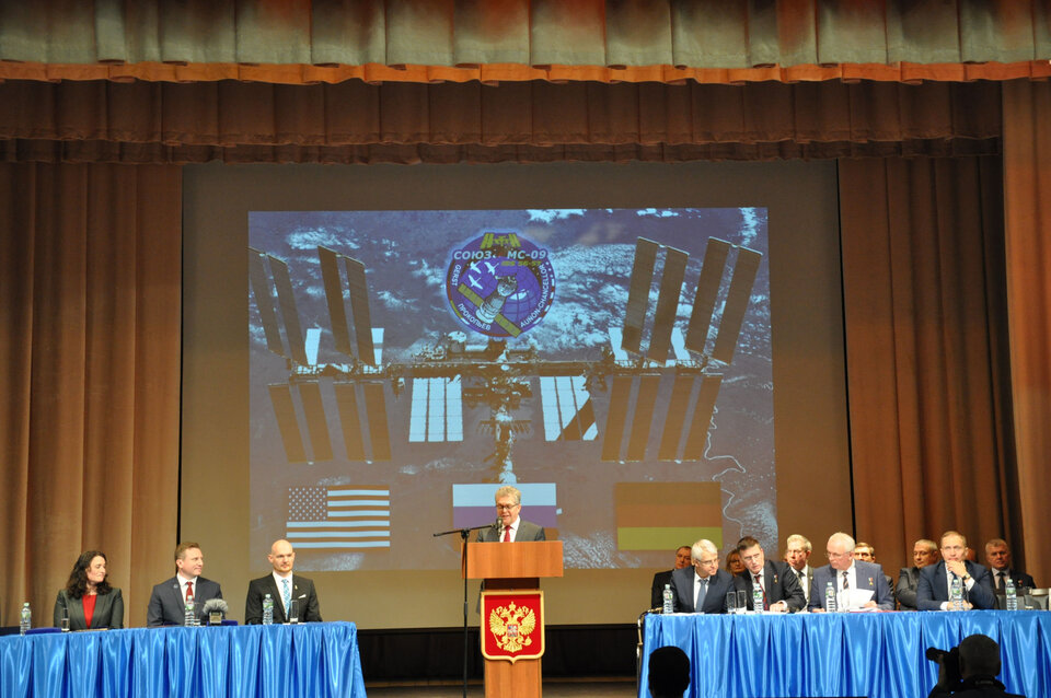 Von links nach rechts: Serena, Sergei, Alexander, René Pischel (Leiter des Moskauer Büros der ESA), N. Sevastyanov (RSC Energia DG), Yu. Malenchenko (russischer Kosmonaut, erster stellvertretender Leiter von GCTC) , P. Vlasov (GCTC-Chef) und B. Shishkov (stellvertrender Direktor für astronautsche Raumfahrt).