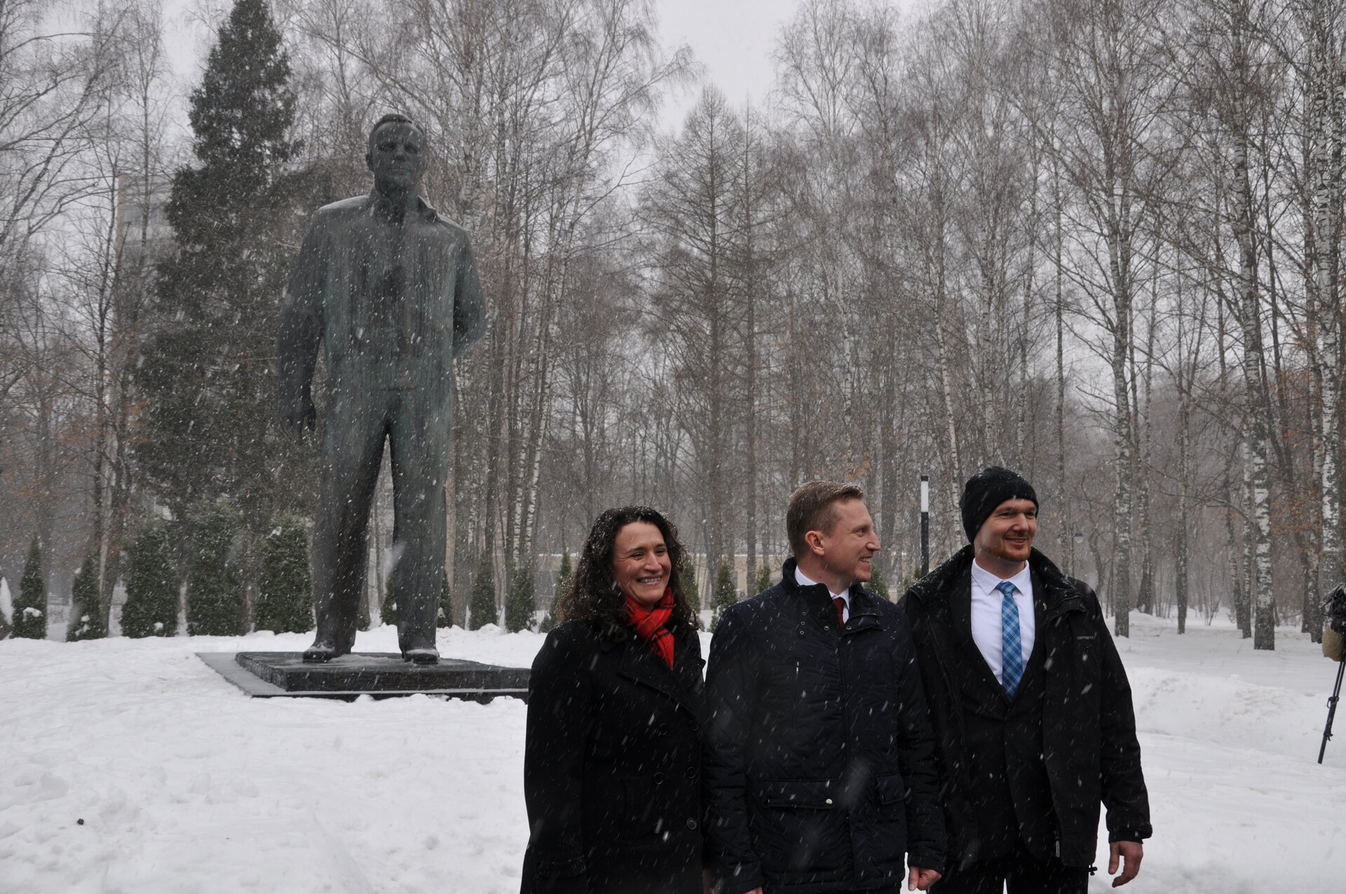 Serena, Sergei and Alexander by the Yuri Gagarin monument.
