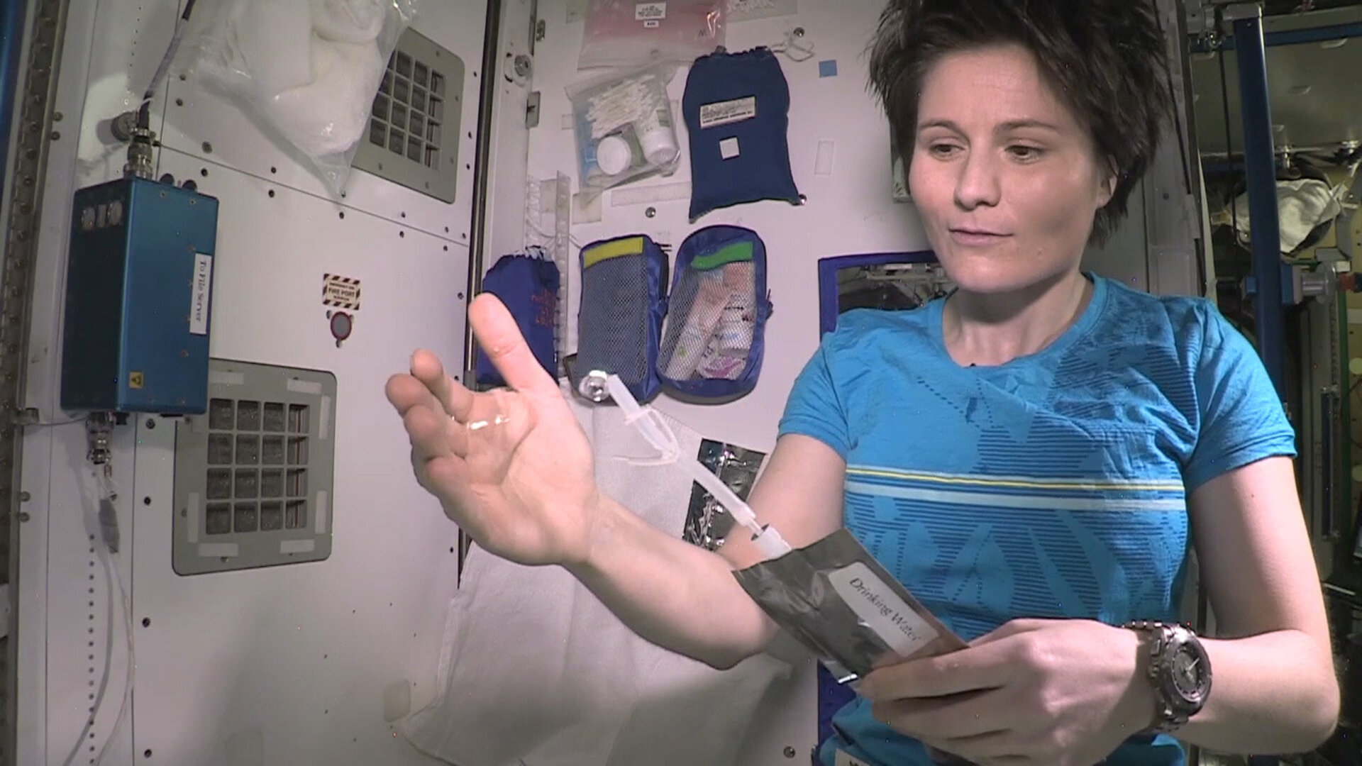 Samantha Cristoforettiová s vodou na kosmické stanici