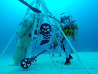 NEEMO 23 crew members test LESA rescue device prototype